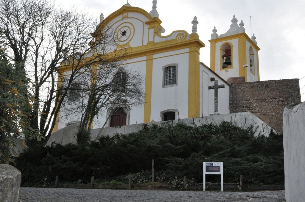 As Melhores Igrejas em Santiago do Cacém – Descubra os Templos Mais Bonitos
