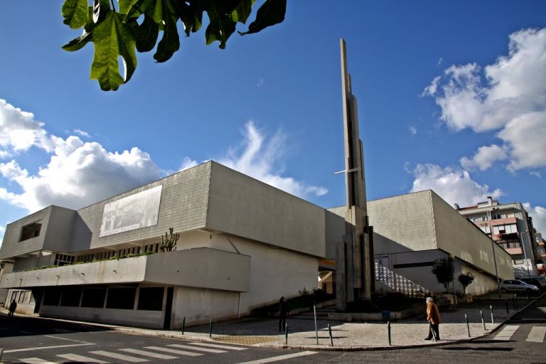 As Melhores Igrejas em Amadora 10 Igreja do Santíssimo Redentor da Damaia